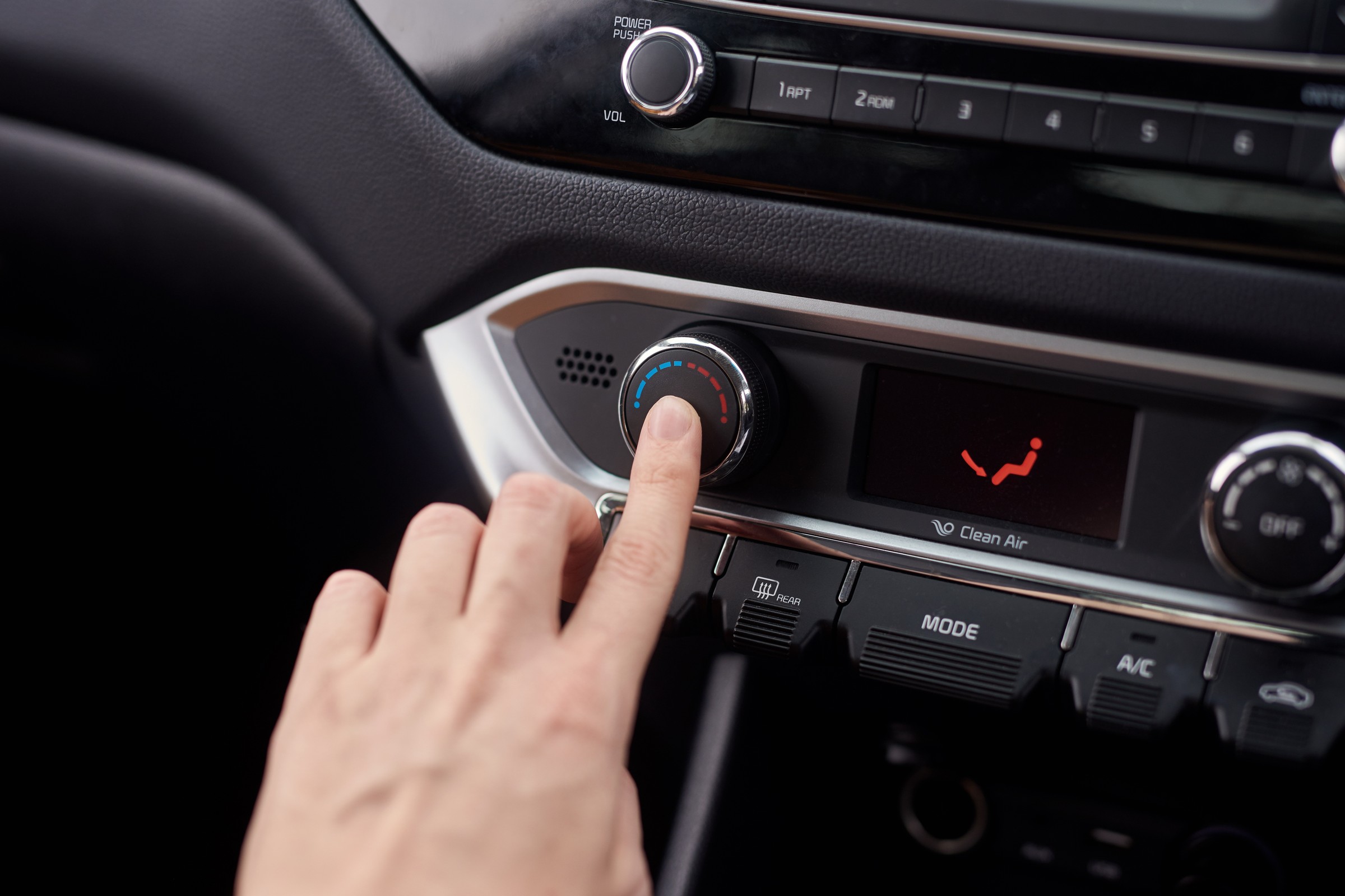 Skuteczny trik na szybkie ogrzanie samochodu. Nie wolno go jednak nadużywać