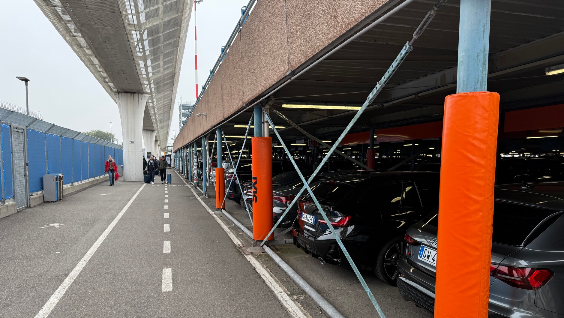 W gąszczu parkingów przy lotnisku niełatwo się odnaleźć. Zwłaszcza jeśli nie dostajesz jasnej informacji, gdzie się udać