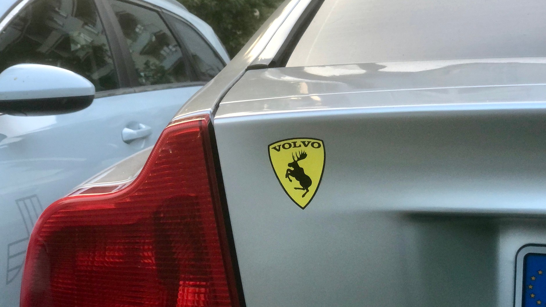 Charakterystyczna naklejka na Volvo