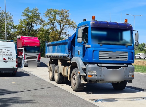 Wywrotka okazała się zgodna z przepisami, ale kierowca trafił w ręce policji
