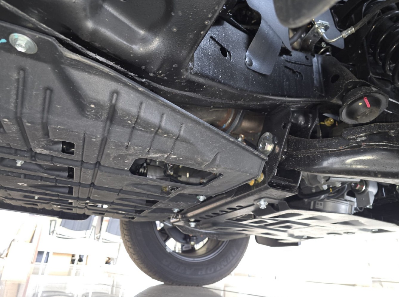 A tak wyglądają oryginalne osłony podwozia w Isuzu D-Max. Mają duże otwory, przez które zanieczyszczenia wypadają na zewnątrz