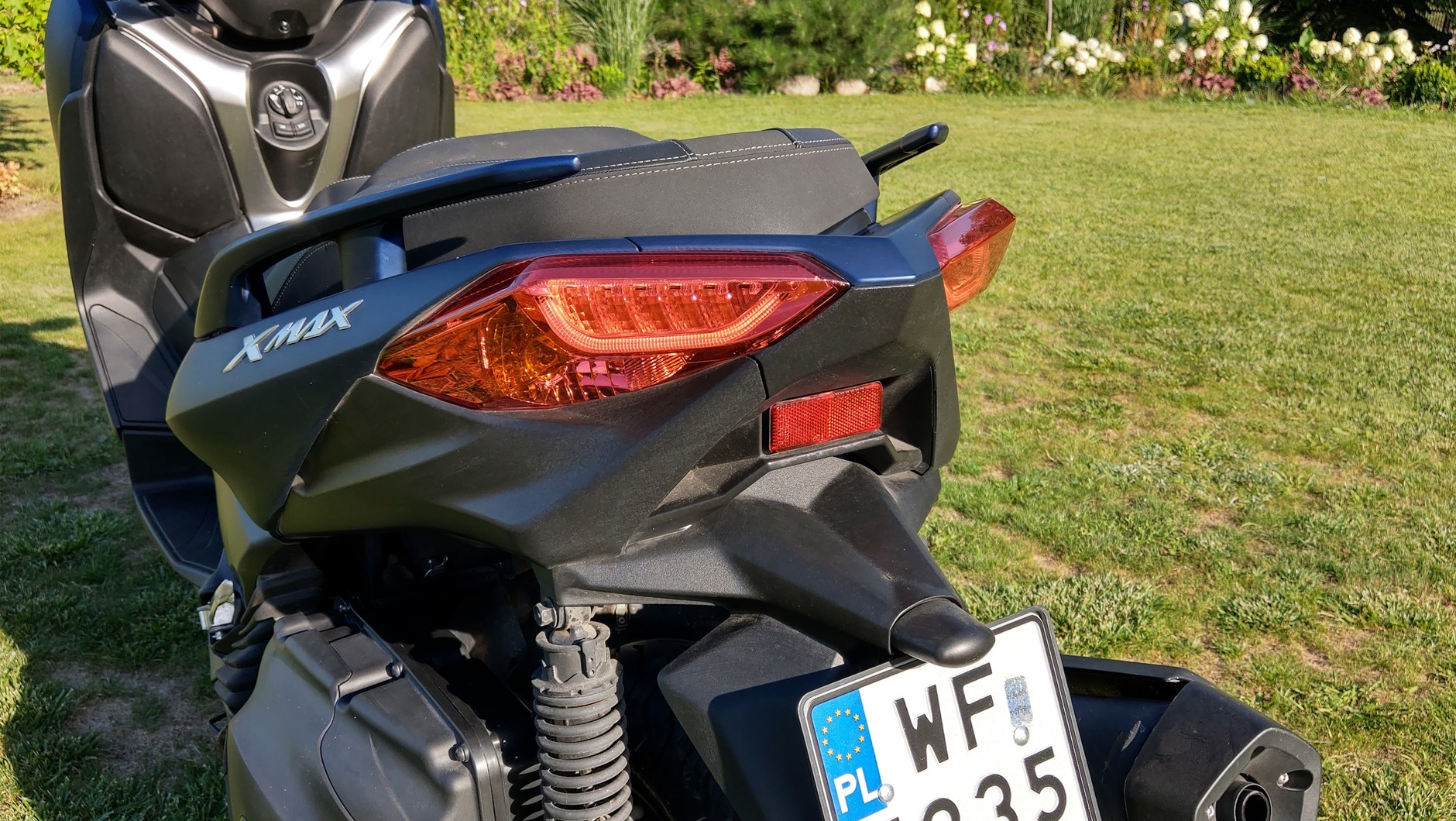 Yamaha Xmax 400 - tylna lampa z bliska