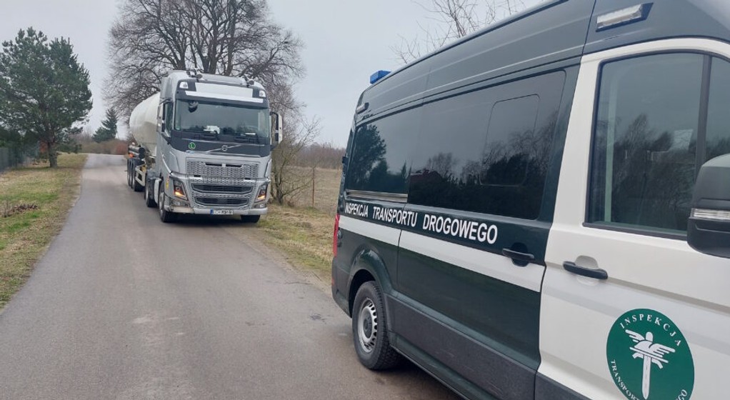 Odpoczywał podczas jazdy. na miejsce musiała przyjechać policja