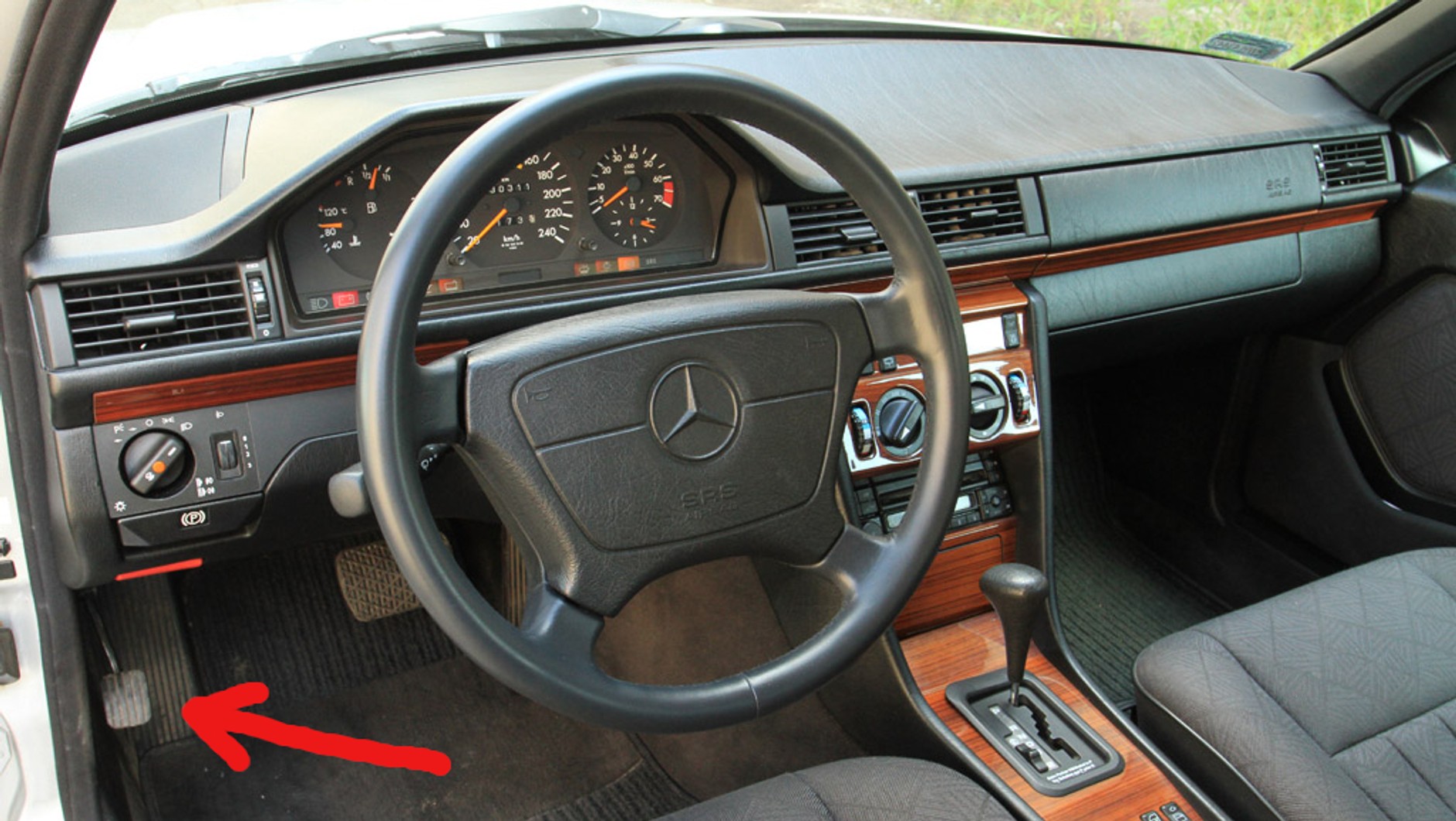 Dodatkowy pedał w Mercedesie W124