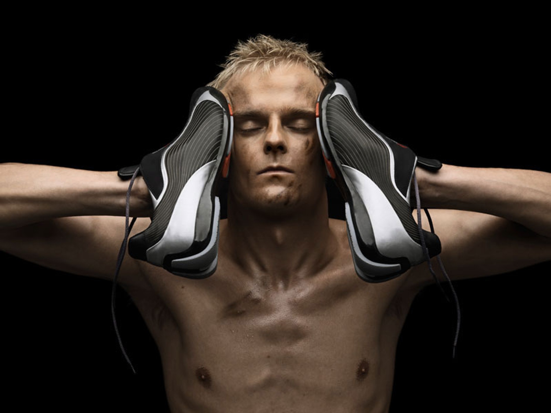 McLaren-Mercedes: kierowcy w roli modeli (fotogaleria)