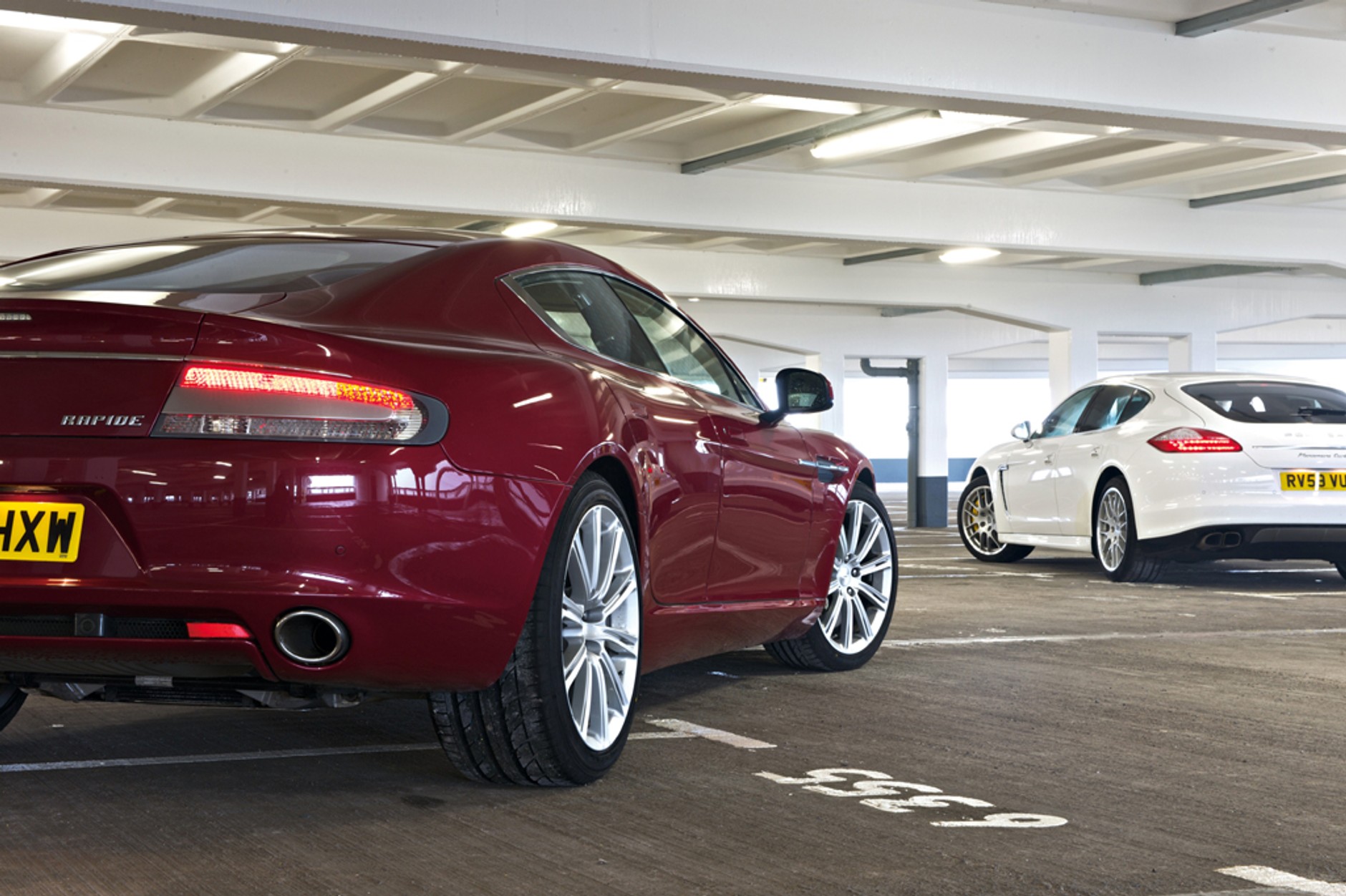 Luksus w nowym stylu: Aston Martin Rapide kontra Porsche Panamera Turbo