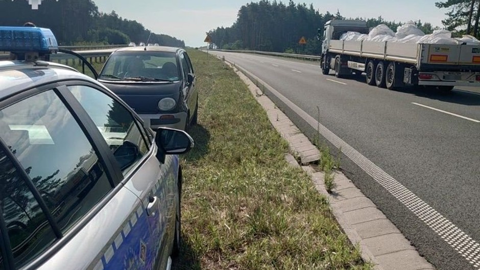 Senior siał postrach Matizem na trasie S3. Kobiecie nie udało się go ominąć