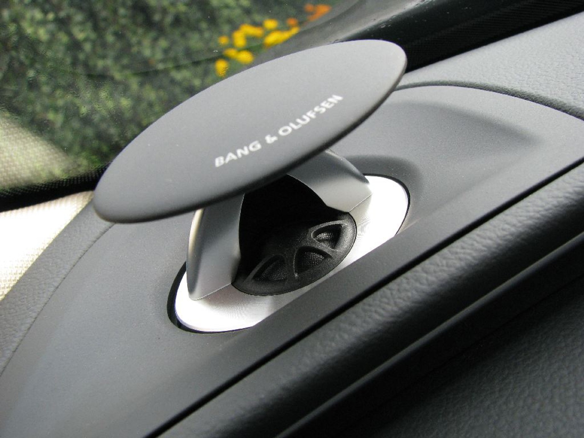 Charakterystyczny daszek to element rozpraszacza dźwięku w Audi A6 Bang &amp; Olufsen.