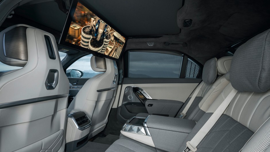 BMW i7