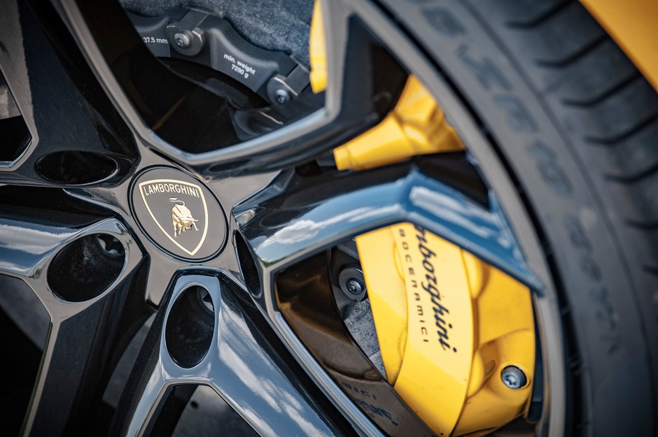 Lamborghini Aventador Coupe vs. Porsche 911 Tubo Cabrio