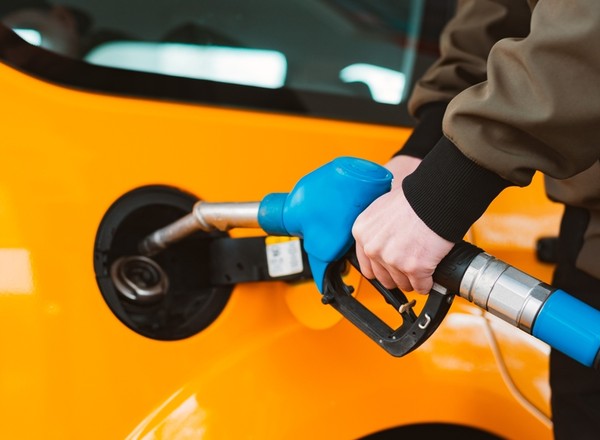 Każdy tak robi? Przez ten błąd przy tankowaniu, możesz stracić ponad 1000 złotych