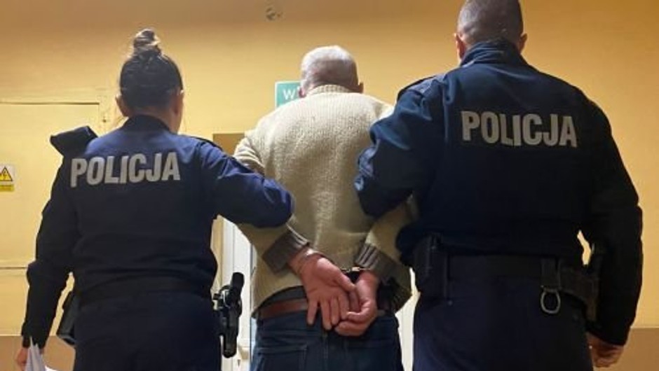 Pijany 60-latek podczas ucieczki uderzył w auto, w którym znajdowało się 13-miesięczne dziecko