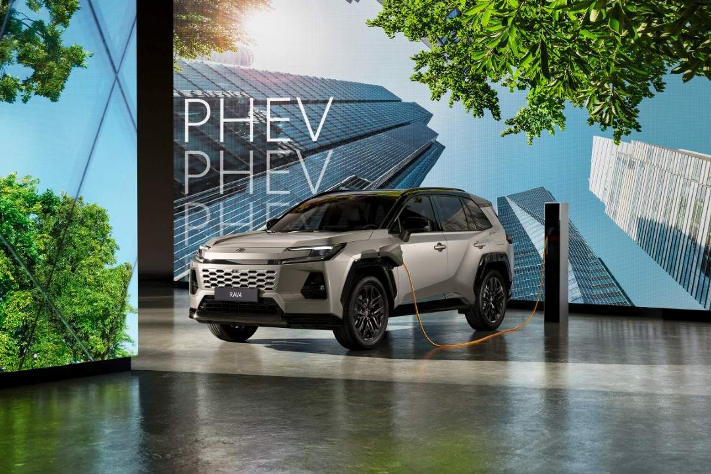 Nowa Toyota RAV4 Plug-in Hybrid od 203 900 zł. Większy zasięg w trybie EV i możliwość szybkiego ładowania