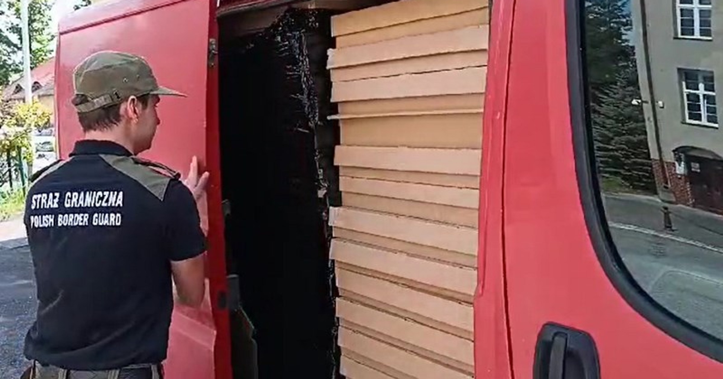 Straż Graniczna zatrzymała auto z pudełkami od pizzy. W środku były papierosy