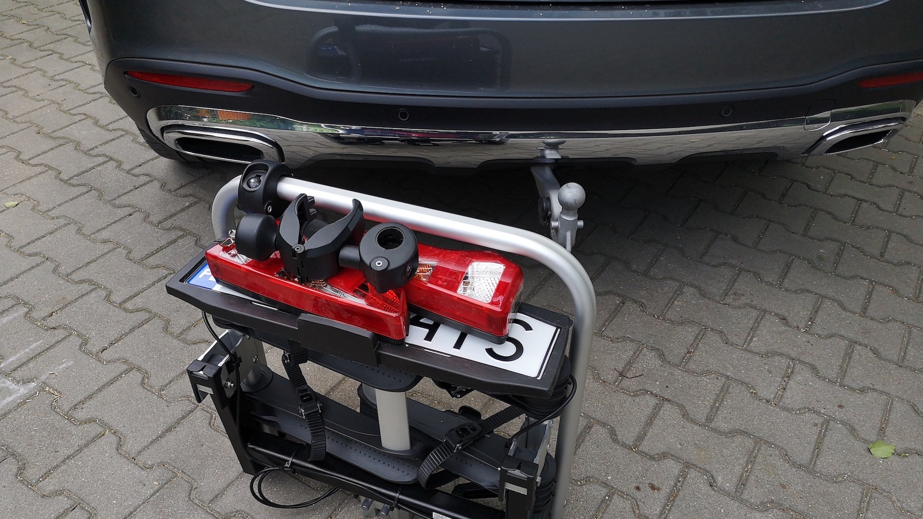 Bagażnik Uebler i21 na dwa rowery: po złożeniu ma takie wymiary, że w wielu autach zmieści się we wnęce na koło zapasowe. Można też zapakować go do torby i trzymać w szafie.