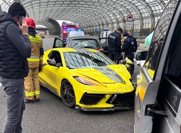 21-latek zasłabł za kierownicą Chevroleta Corvette. Karambol w tunelu na S8