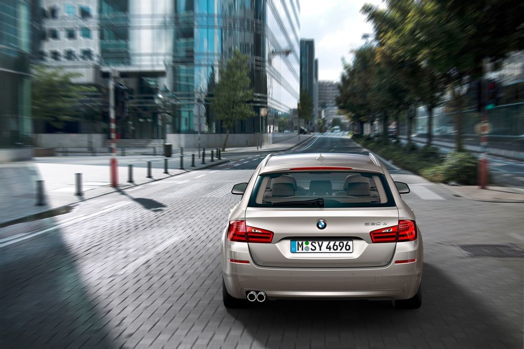 BMW5 Touring rok modelowy 2011 – zdjęcia i dane techniczne