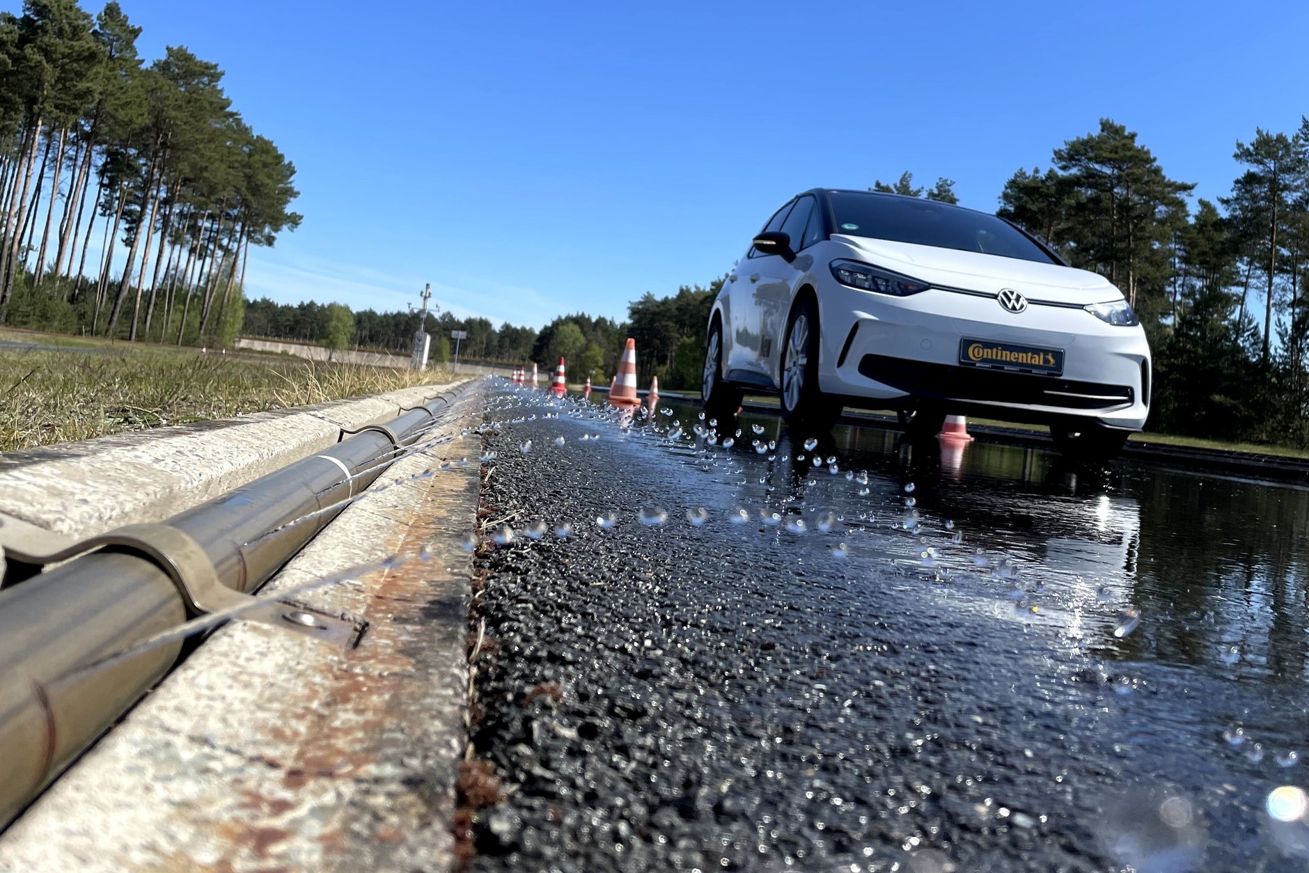 Prawda jest brutalna — grubość bieżnika diametralnie zmienia wyniki testu hamowania