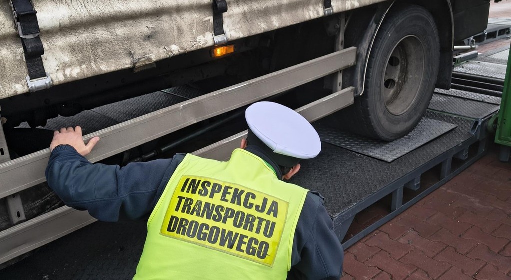 Kontrola ITD na mobilnej stacji diagnostycznej rozstawionej przy autostradzie A4