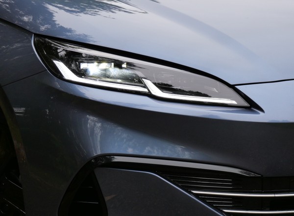 Dobry październik na rynku nowych samochodów w Polsce. Niespodzianek nie brakowało