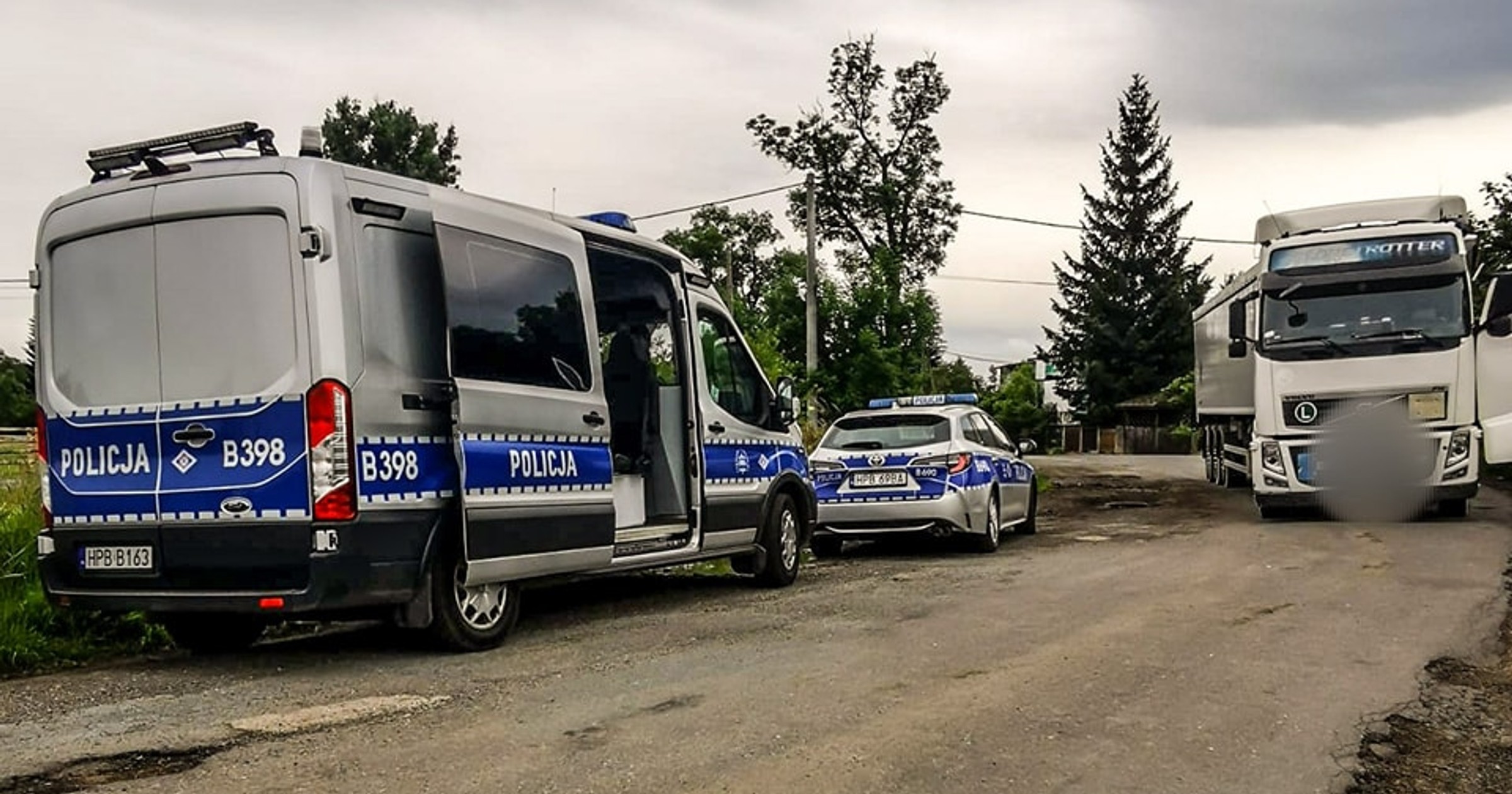 Obraz pochodzący z serwisu https://kamienna-gora.policja.gov.pl/dka/aktualnosci/bieza/122130,Pojazdy-ciezarowe-pod-lupa-policjantow.html