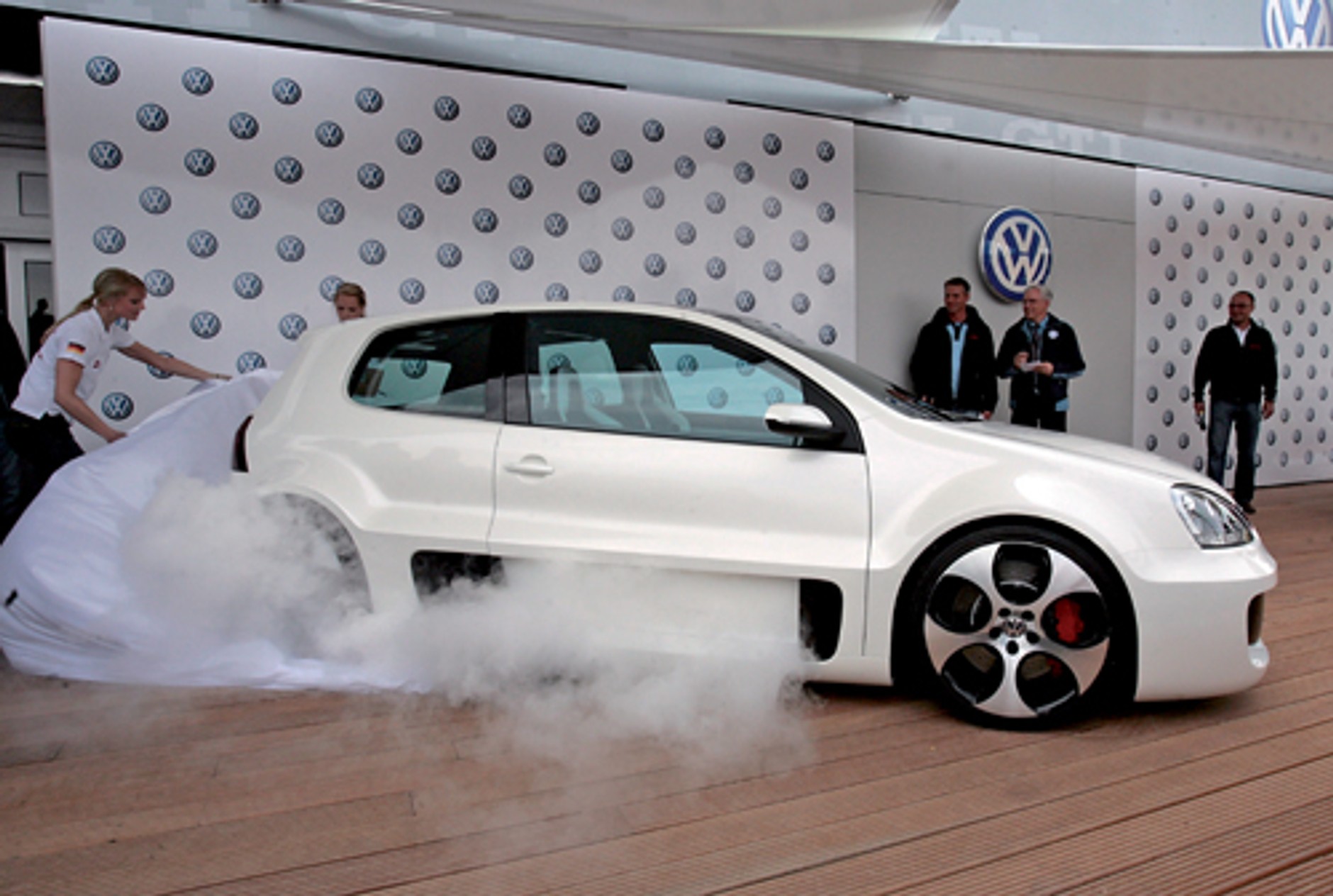 Volkswagen Golf GTI W12 650 Concept - Wściekły potencjał