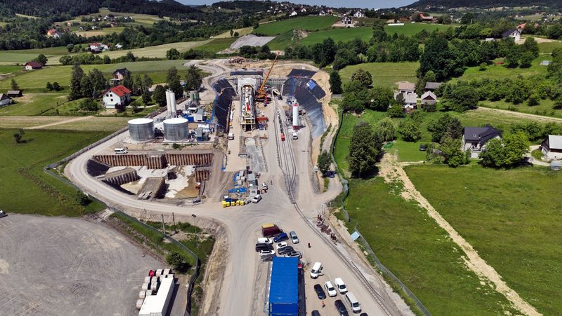 Tarcza TBM „Jadwiga” rozpoczęła budowę tunelu kolejowego pod Pisarzową