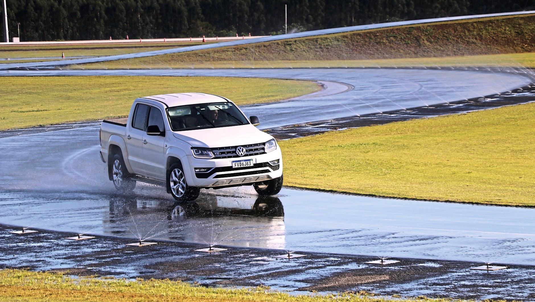 Aquaplaning na łukach jest szczególnie niebezpieczny.