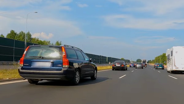 Niebezpieczna i nieprzepisowa jazda na zderzaku