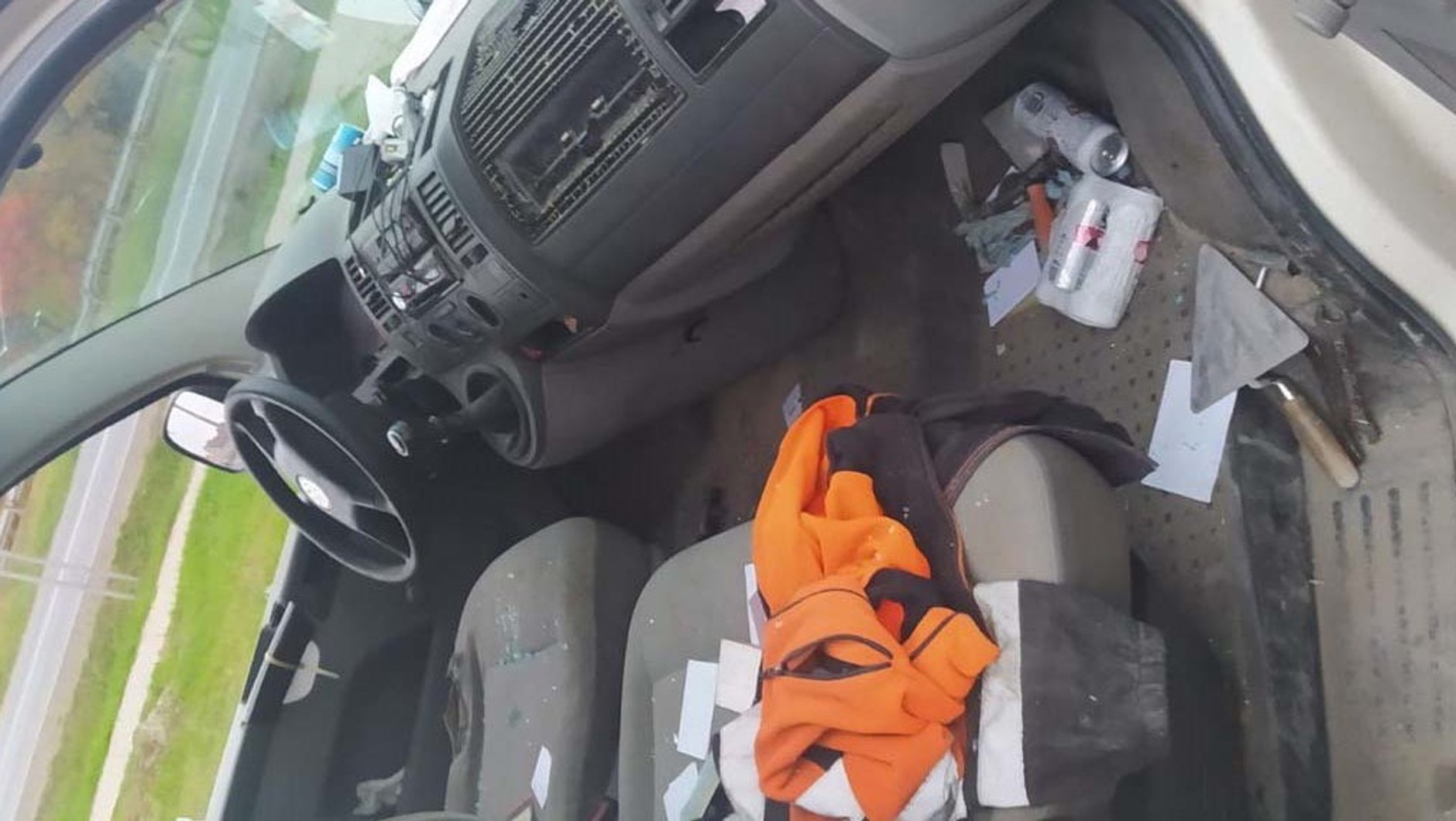 We wnętrzu Volkswagena leżały puste puszki po piwie