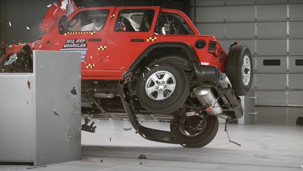 Czterodrzwiowy Jeep Wrangler znów oblał amerykański crash-test. Przewrócił się!