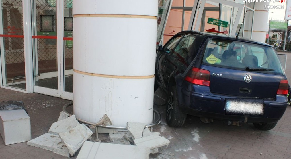 Kobieta na parkinu straciła panowanie nad samochodem