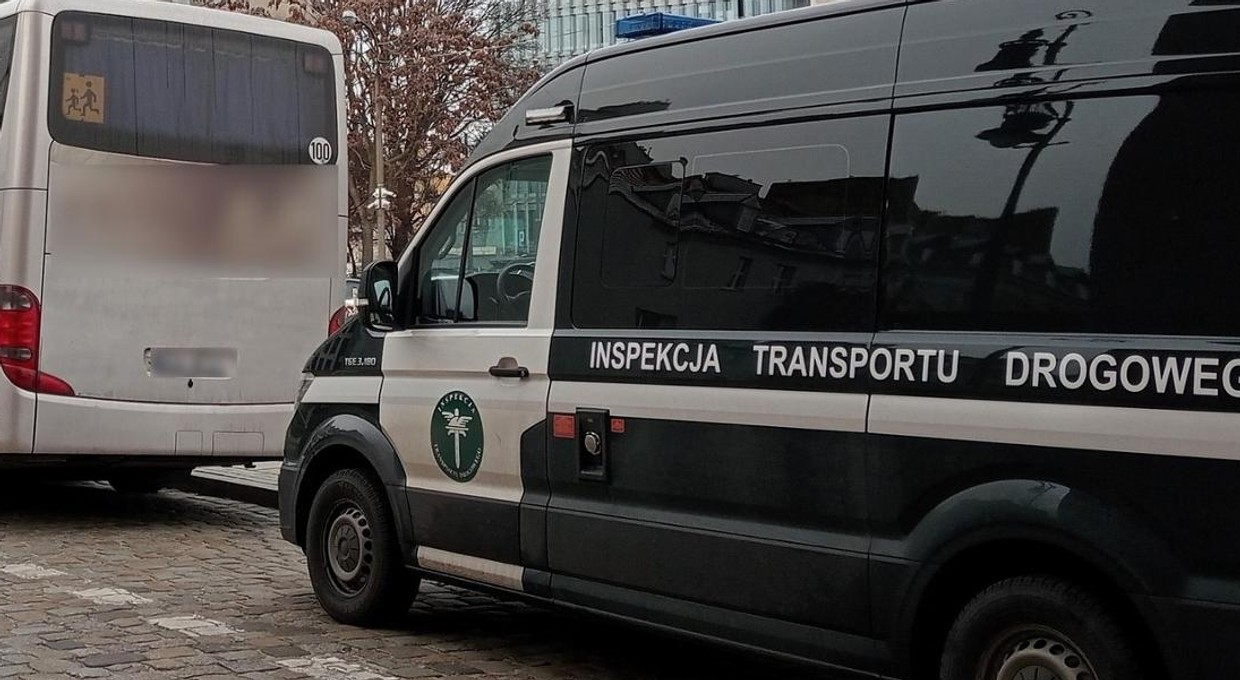 Prowadziła autobus pełen dzieci, choć jej w nim nie było