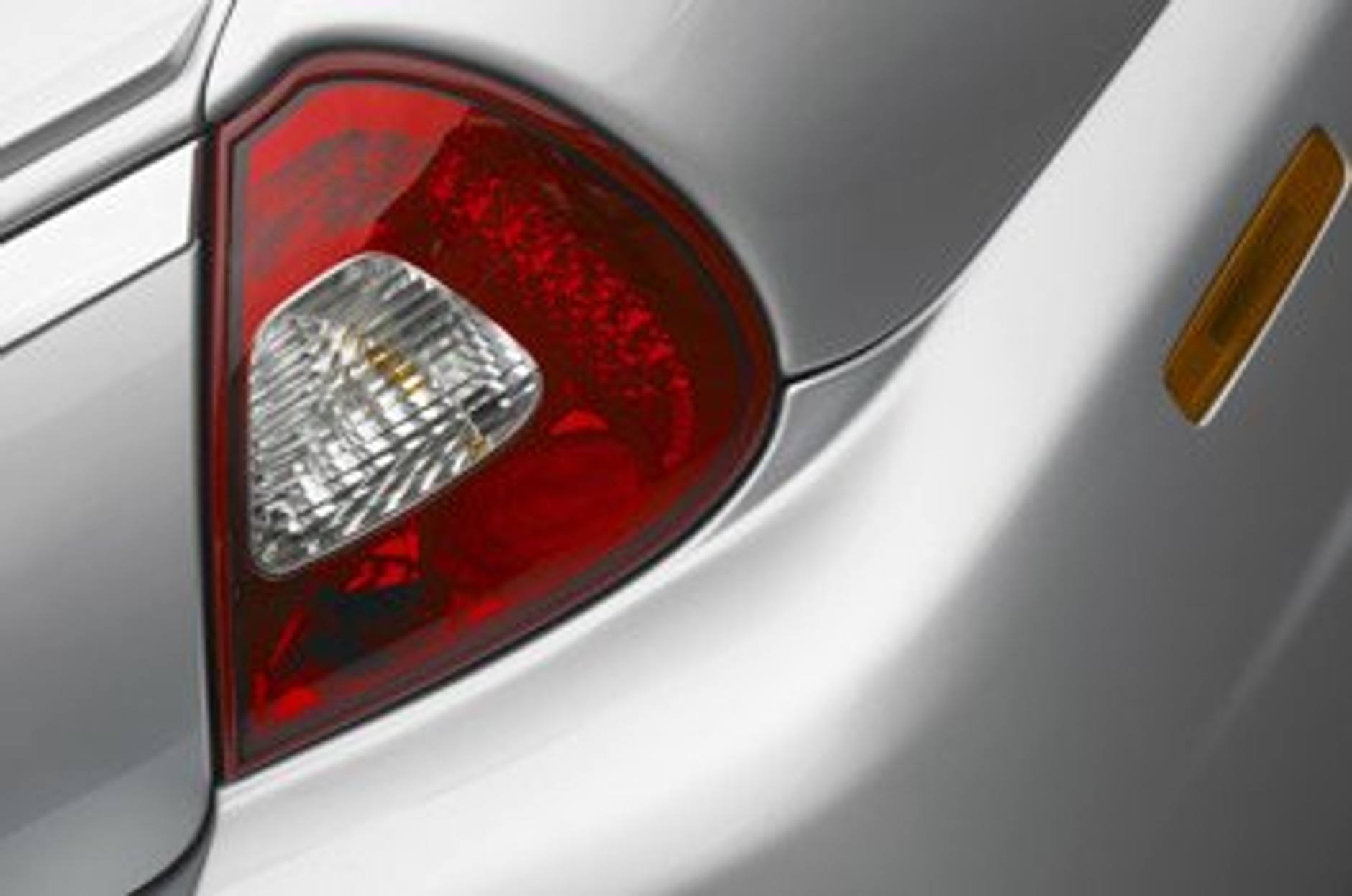 Odmłodzony Jaguar XJ: pierwsze zdjęcia i informacje