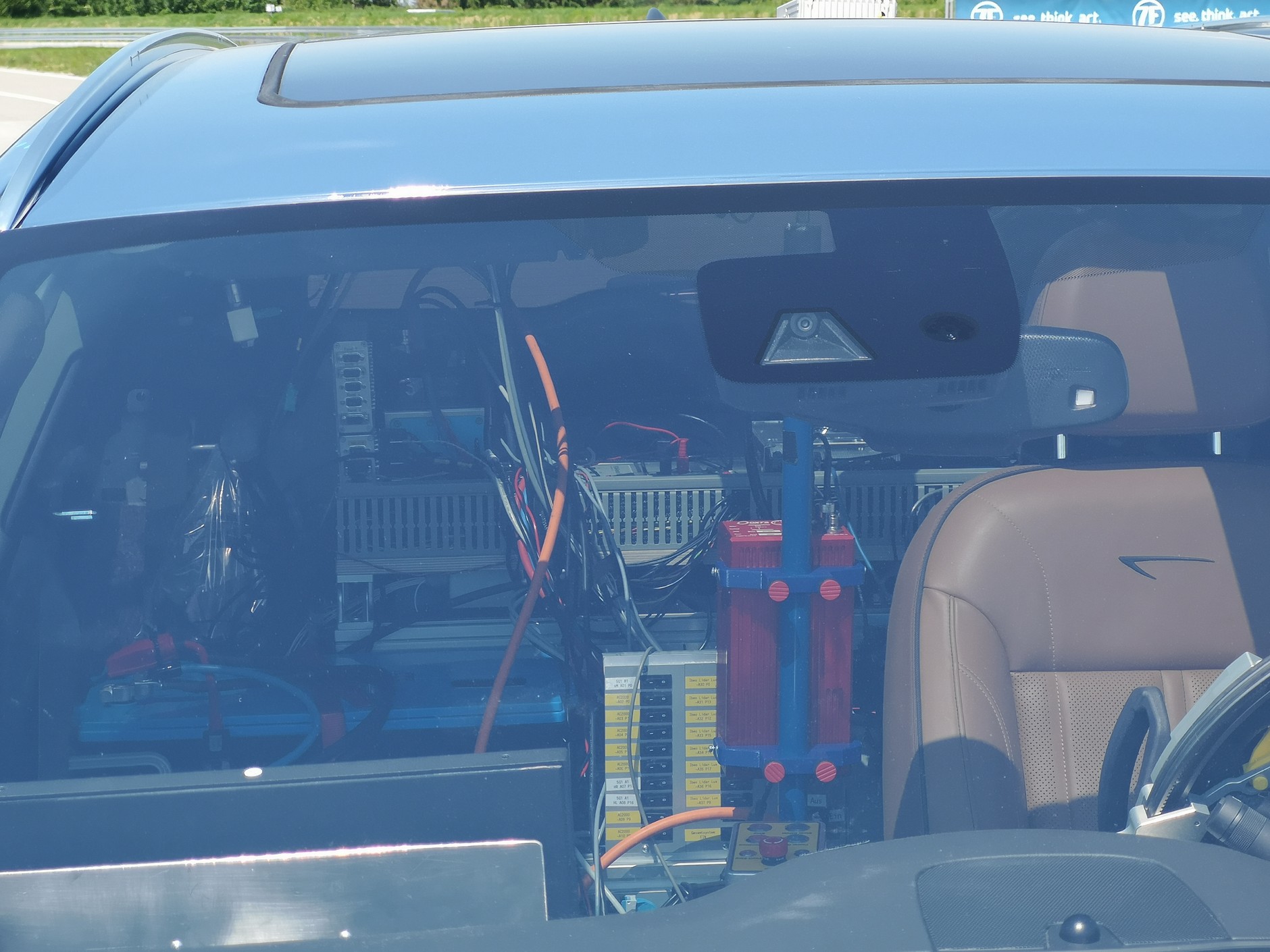 Zewnętrzna poduszka boczna ZF do ochrony przed uderzeniem przez inny pojazd