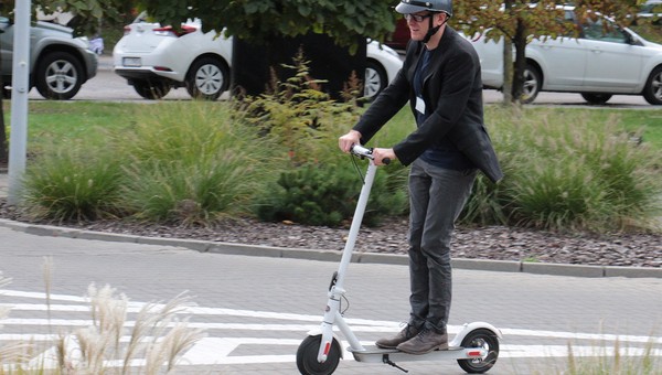 Hulajnogi elektryczne - pierwszeństwo pieszych i zakaz jazdy po jezdni. Zmiany w przepisach