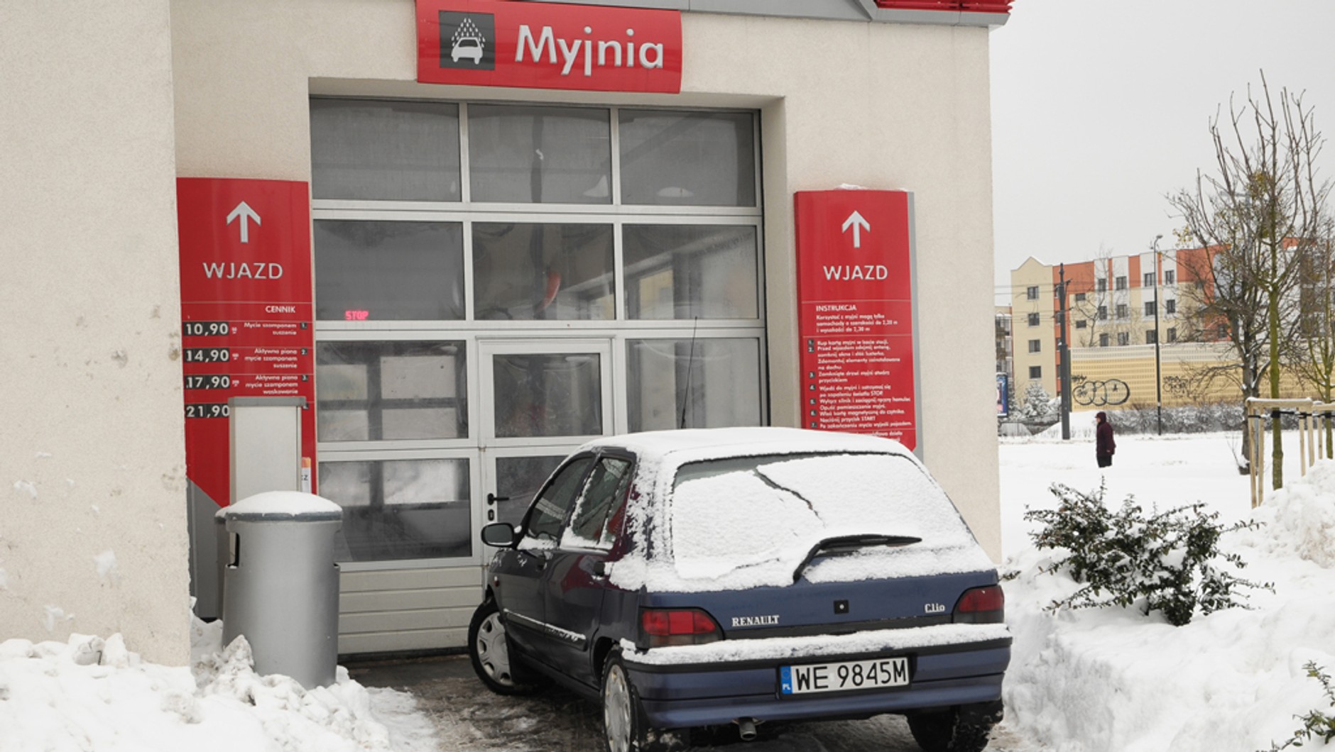 Zobacz jak zimą dobrze umyć samochód