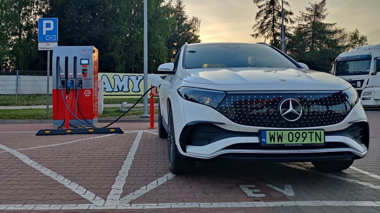 Ładowanie samochodu elektrycznego