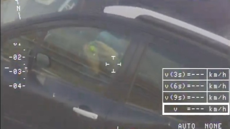 Kierowca umilił sobie podróż układaniem kostki Rubika