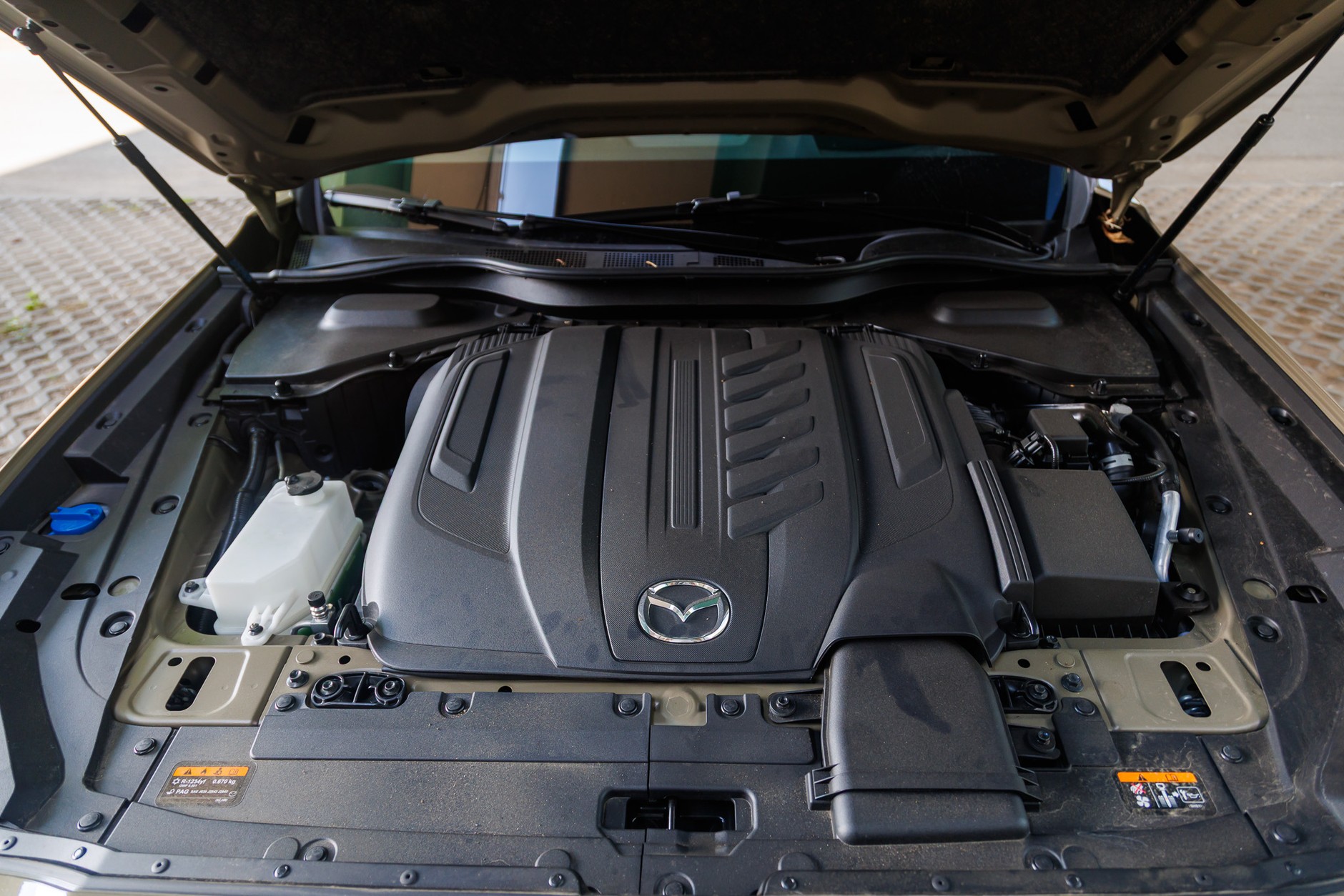 2025 Mazda CX-60: silnik jest ukryty pod obudową, która dosyć skutecznie wytłumia hałas