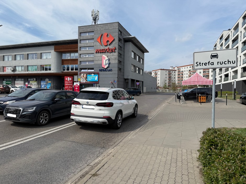 Znak D-52 informujący o wjeździe do strefy ruchu