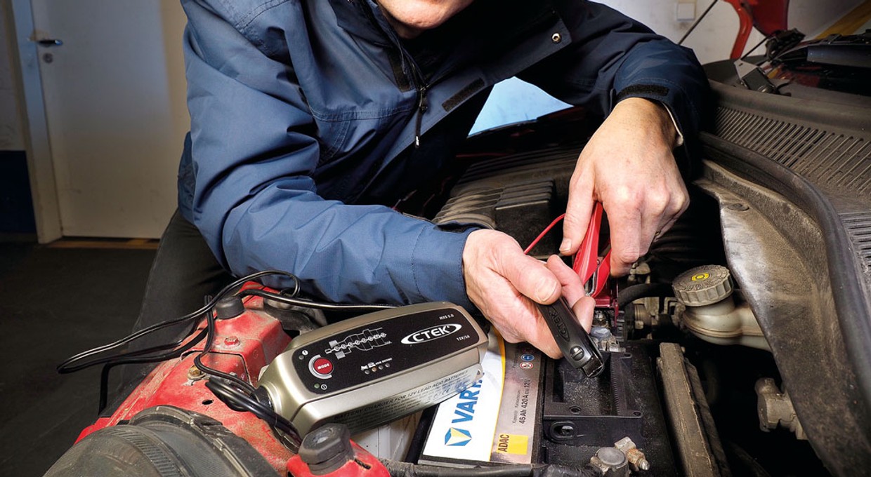 Prostownik samochodowy - czym i jak ładować akumulator