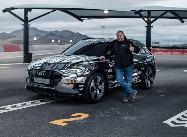 Lepiej siedzieć z tyłu niż za kierownicą – nowy pomysł Audi na rozrywkę w kabinie