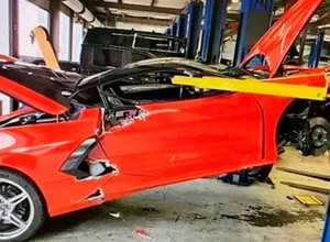 Nowy Chevrolet Corvette na złom; spadł z podnośnika...