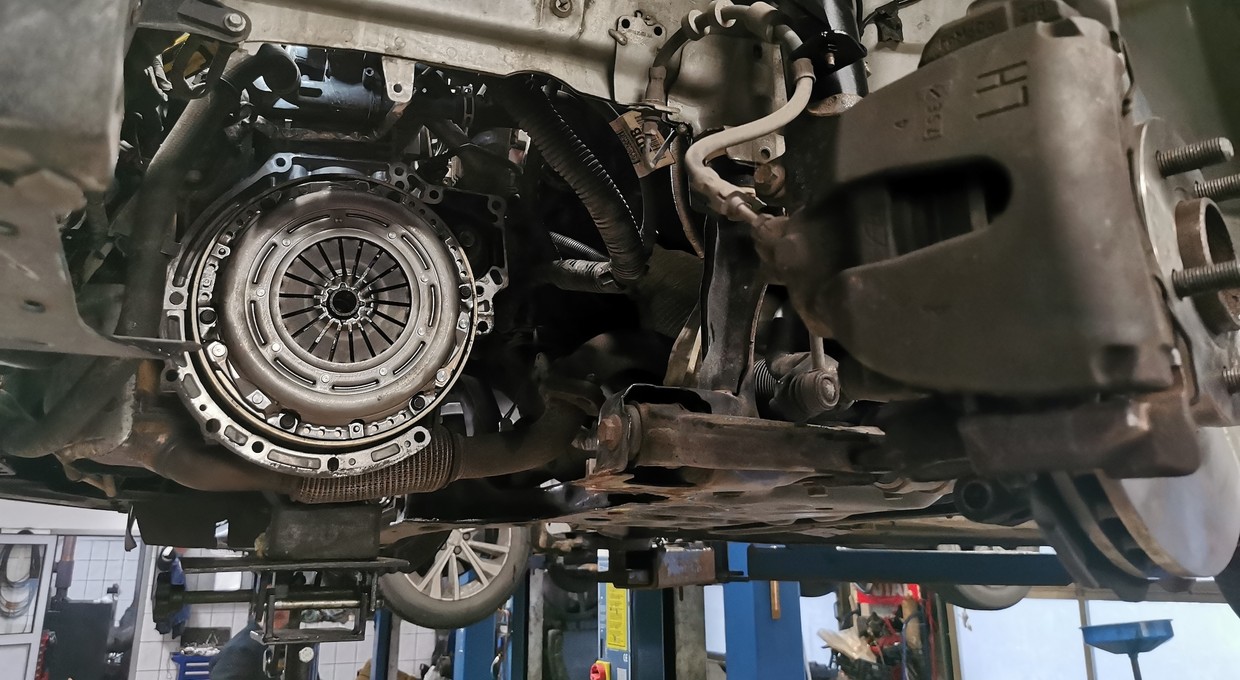 Samodzielne kupowanie części zamiennych do auta to często podwójna strata. Już wyjaśniam dlaczego