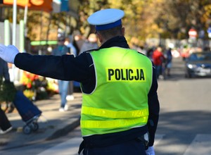 Czy wiesz, co "mówi" do ciebie policjant? Te gesty trzeba znać