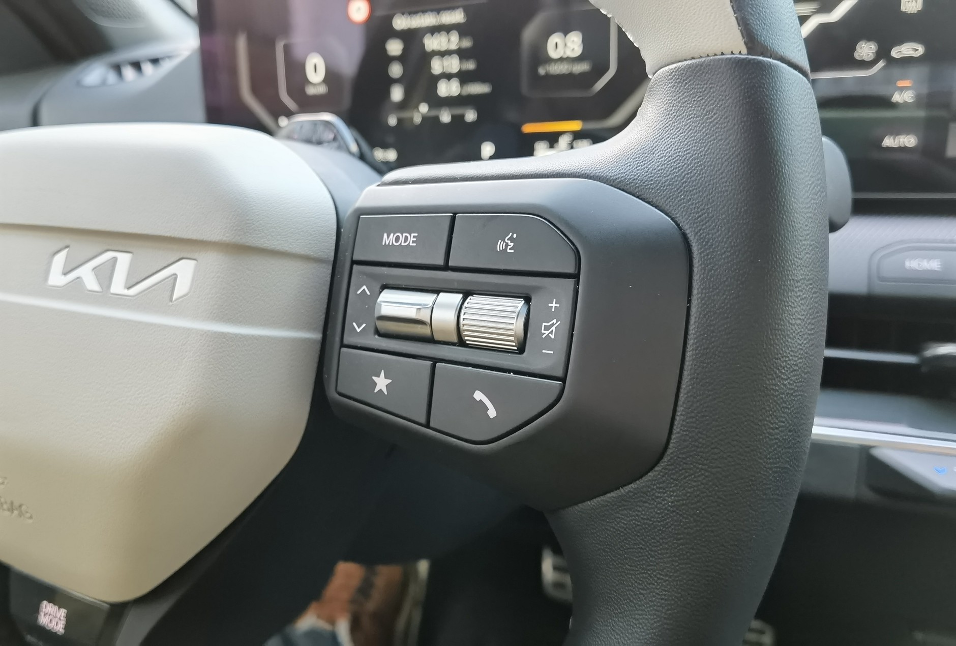 Przyciski na kierownicy. Poprzednia wersja Android Auto wykluczała ich użycie do sterowania multimediami