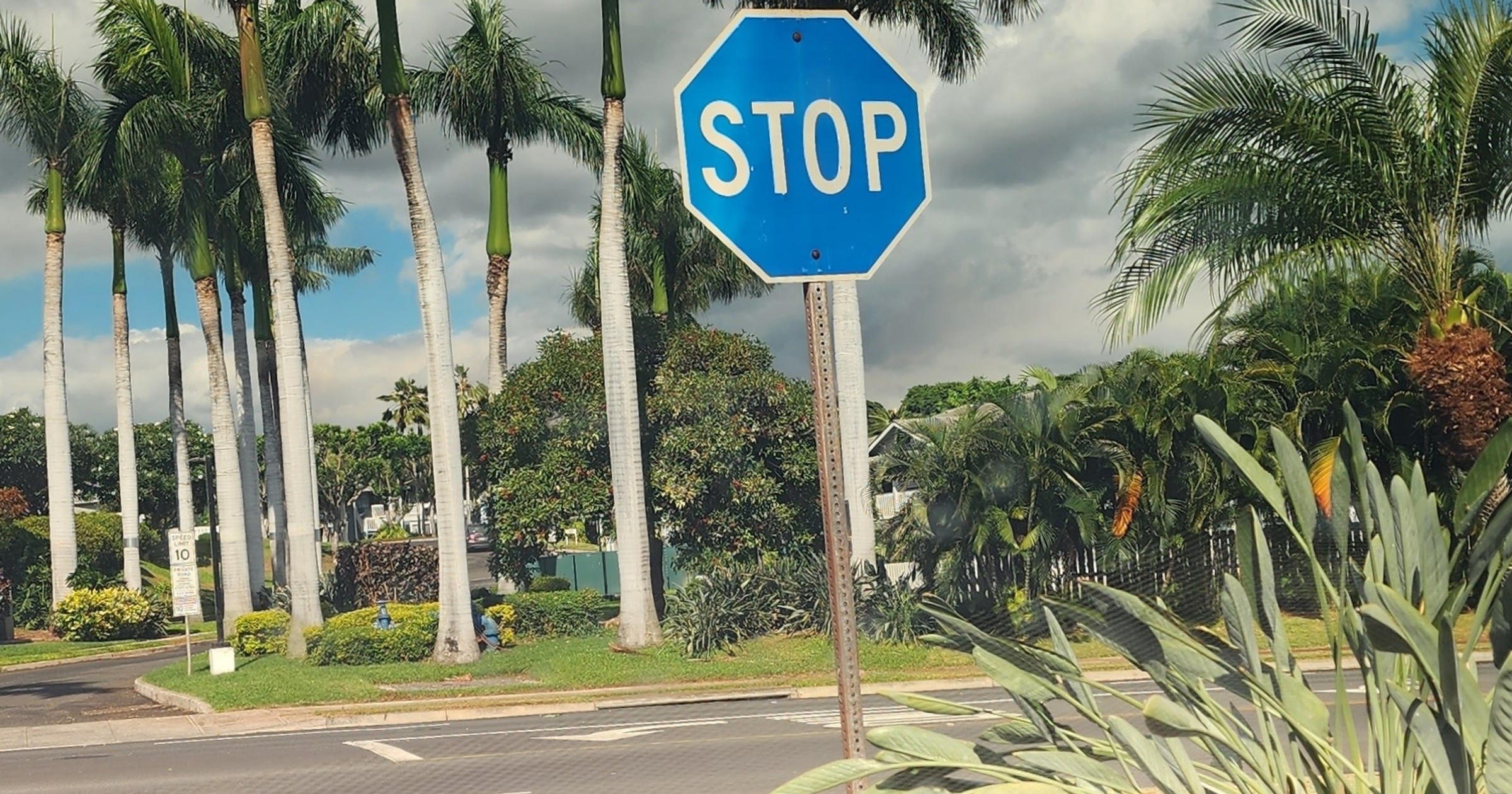 Niebieski znak STOP na wyspie Oahu w archipelagu Hawajów (USA)