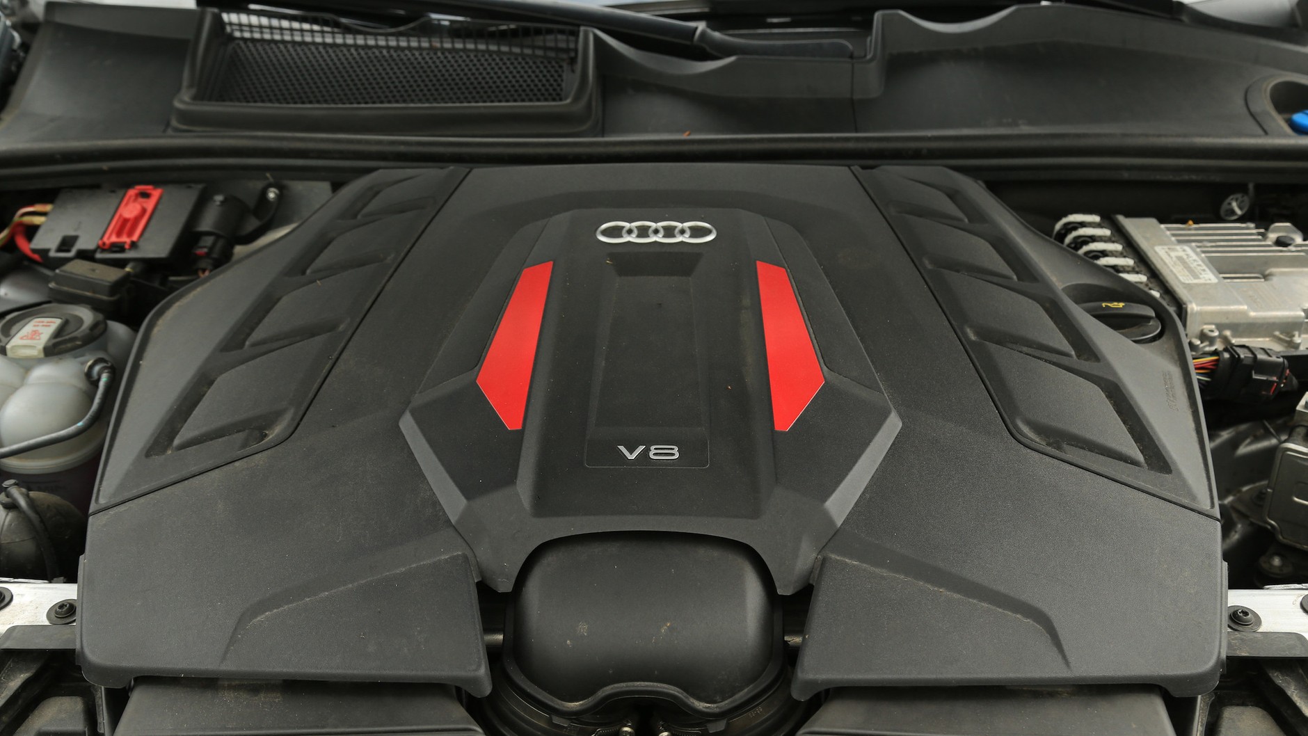 Znany w Grupie VW silnik 4.0 V8 robi doskonałą robotę, ale w mieście potrafi dużo wypić