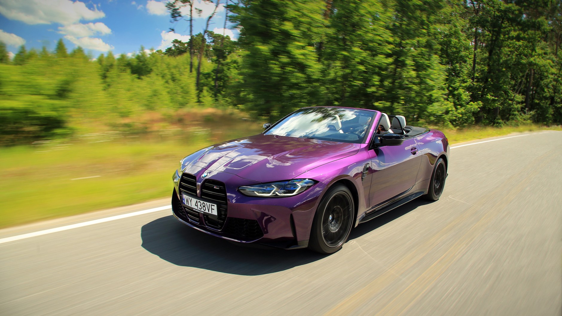 Lakier Twilight Purple pochodzi z palety BMW Individual i kosztuje... 18 100 zł. W promocji. Bez – 22 600 zł. Ciemny odcień sprawia, że duże czarne "nerki" nieco zlewają się z nadwoziem – i całe szczęście...